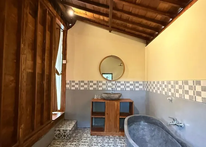 Habitación en casa particular Laksmi Viridis With Bathtub And Sharing Pool Blahbatu