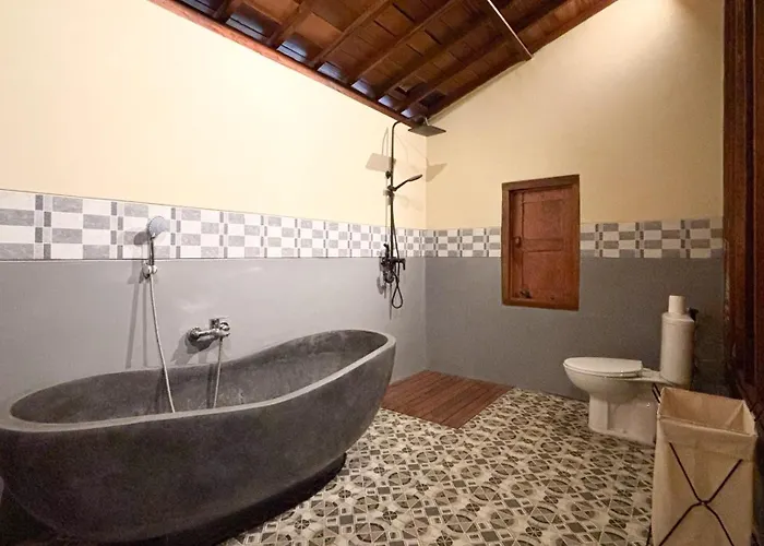 Laksmi Viridis With Bathtub And Sharing Pool *