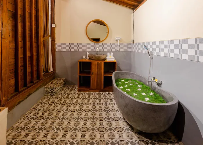 Laksmi Viridis With Bathtub And Sharing Pool